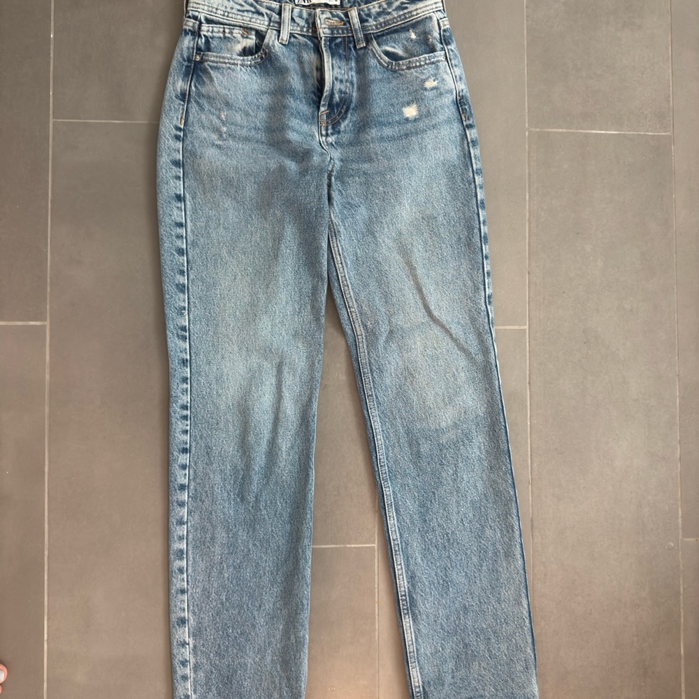 Zara Blue Straight Leg Jeans with Vintage-Inspired Wash